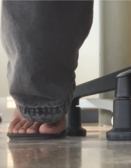 Leopard Toes in pretty sandals - Image 2